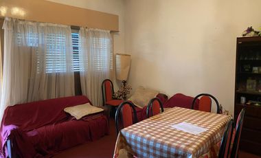 CASA DE 3 AMB. CON GRAN QUINCHO EN BANFIELD