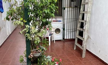 CASA DE 3 AMB. CON GRAN QUINCHO EN BANFIELD