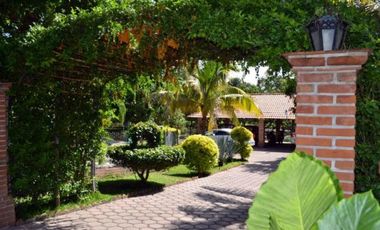 Casa Terreno Finca Huerta con  Alberca Cancha de Tenis, Todos los Servicios