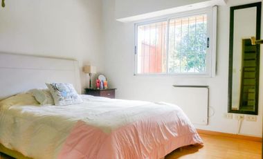 SE VENDE EXCELENTE PROPIEDAD DE 4 AMBIENTES EN FLORIDA MITRE PH AL FRENTE SOBRE LOTE DE 270M2.