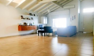 SE VENDE EXCELENTE PROPIEDAD DE 4 AMBIENTES EN FLORIDA MITRE PH AL FRENTE SOBRE LOTE DE 270M2.