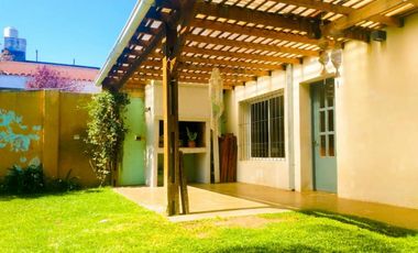 SE VENDE EXCELENTE PROPIEDAD DE 4 AMBIENTES EN FLORIDA MITRE PH AL FRENTE SOBRE LOTE DE 270M2.