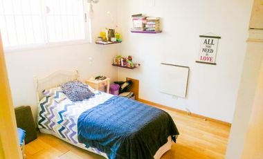 SE VENDE EXCELENTE PROPIEDAD DE 4 AMBIENTES EN FLORIDA MITRE PH AL FRENTE SOBRE LOTE DE 270M2.