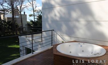 Chalet de estilo Neo Clásico construido en altura en el médano.