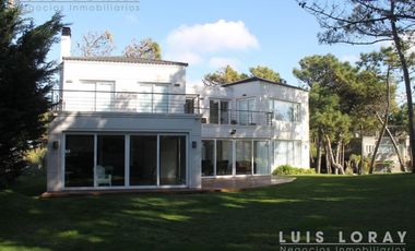 Chalet de estilo Neo Clásico construido en altura en el médano.