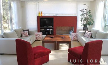 Chalet de estilo Neo Clásico construido en altura en el médano.