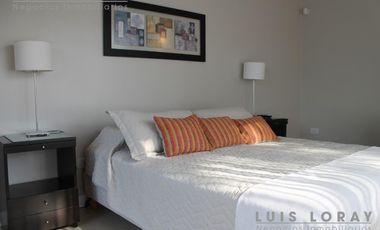 Chalet de estilo Neo Clásico construido en altura en el médano.