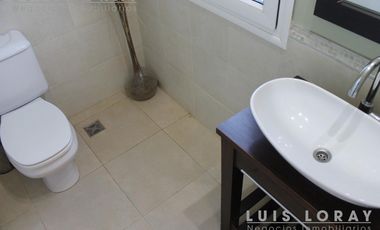 Chalet de estilo Neo Clásico construido en altura en el médano.