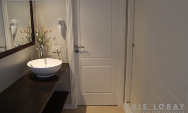 Chalet de estilo Neo Clásico construido en altura en el médano.