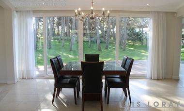 Chalet de estilo Neo Clásico construido en altura en el médano.