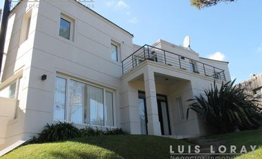 Chalet de estilo Neo Clásico construido en altura en el médano.