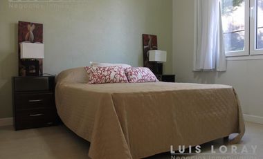 Chalet de estilo Neo Clásico construido en altura en el médano.