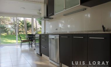Chalet de estilo Neo Clásico construido en altura en el médano.