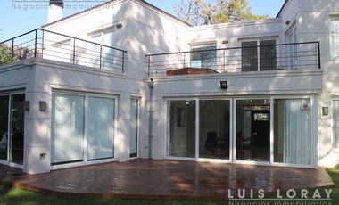 Chalet de estilo Neo Clásico construido en altura en el médano.