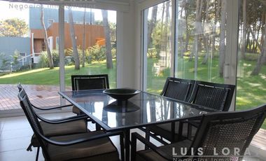 Chalet de estilo Neo Clásico construido en altura en el médano.