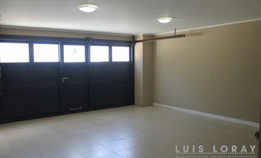 Chalet de estilo Neo Clásico construido en altura en el médano.