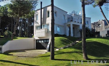 Chalet de estilo Neo Clásico construido en altura en el médano.