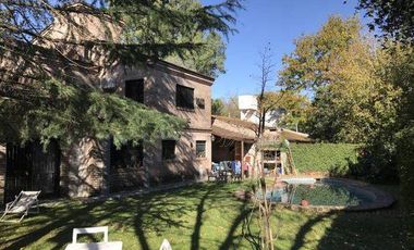 Chalet 2 plantas,3 dormit. 3 baños,playroom, jardín parrilla, quincho y pileta.