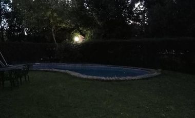Chalet 2 plantas,3 dormit. 3 baños,playroom, jardín parrilla, quincho y pileta.