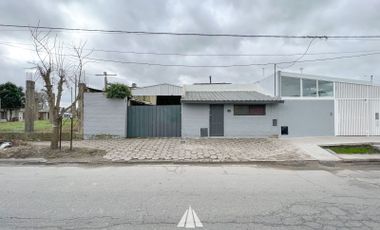 Galpón / Local con vivienda sobre Av. LURO - zona BarrioLibertad