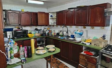 Se Vende Amplia Casa 180m2., Thompson, Pleno Centro Quilpué.