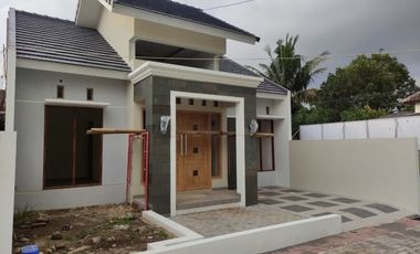 RUMAH MODERN TEPI JALAN PROVINSI MAGELANG
