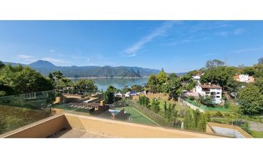 CASA EN VENTA CON VISTA AL LAGO