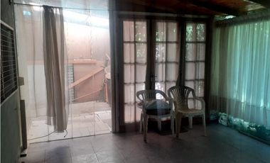 Chalet 3 ambientes con quincho ubicado sobre dos lotes/ El Tejado