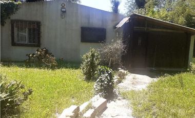 Chalet 3 ambientes con quincho ubicado sobre dos lotes/ El Tejado