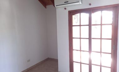 DUPLEX 2 AMBIENTES AL FRENTE CON PATIO