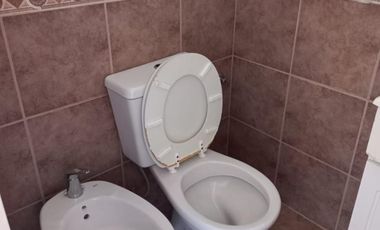 DUPLEX 2 AMBIENTES AL FRENTE CON PATIO