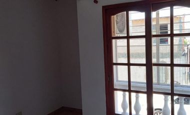 DUPLEX 2 AMBIENTES AL FRENTE CON PATIO