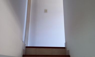 DUPLEX 2 AMBIENTES AL FRENTE CON PATIO