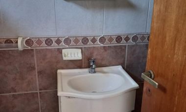 DUPLEX 2 AMBIENTES AL FRENTE CON PATIO