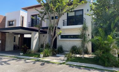 Casa con alberca privada, area de tv, en venta, Selvamar, Playa del carmen.