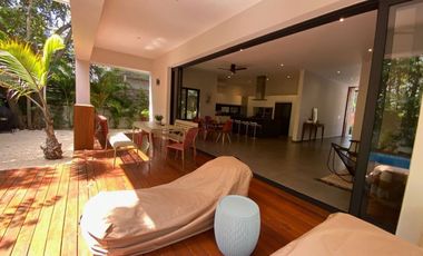 Casa con alberca privada, area de tv, en venta, Selvamar, Playa del carmen.