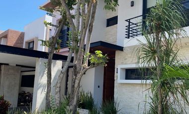 Casa con alberca privada, area de tv, en venta, Selvamar, Playa del carmen.