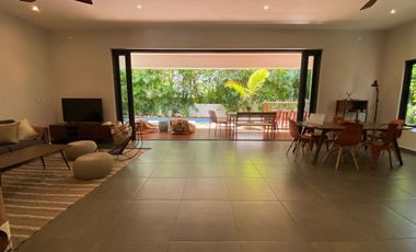 Casa con alberca privada, area de tv, en venta, Selvamar, Playa del carmen.