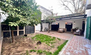 Venta casa reciclada de cuatro dormitorios con patio y galería.  Barrio Echesortu, Rosario