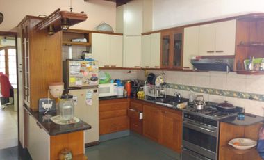 Chalet con más de 6 ambientes a 50 metros de Av. H. Yrigoyen- Burzaco