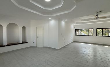COSTA DE ORO, Casa en VENTA con recamara en PB, alberca, 4 recamaras, estancia de TV