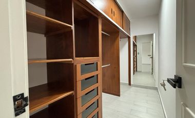 COSTA DE ORO, Casa en VENTA con recamara en PB, alberca, 4 recamaras, estancia de TV