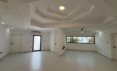 COSTA DE ORO, Casa en VENTA con recamara en PB, alberca, 4 recamaras, estancia de TV