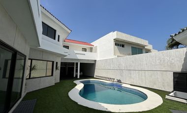 COSTA DE ORO, Casa en VENTA con recamara en PB, alberca, 4 recamaras, estancia de TV