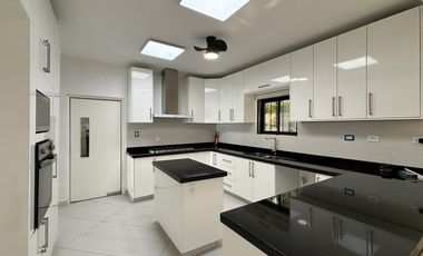 COSTA DE ORO, Casa en VENTA con recamara en PB, alberca, 4 recamaras, estancia de TV