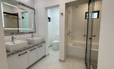 COSTA DE ORO, Casa en VENTA con recamara en PB, alberca, 4 recamaras, estancia de TV