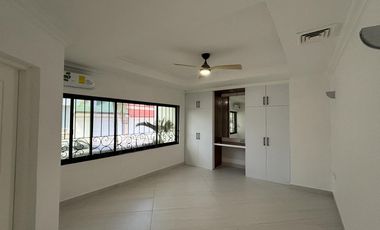COSTA DE ORO, Casa en VENTA con recamara en PB, alberca, 4 recamaras, estancia de TV