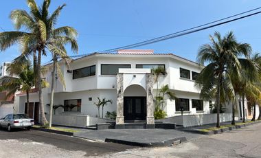 COSTA DE ORO, Casa en VENTA con recamara en PB, alberca, 4 recamaras, estancia de TV
