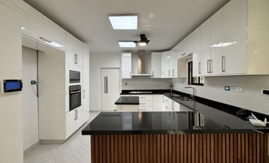 COSTA DE ORO, Casa en VENTA con recamara en PB, alberca, 4 recamaras, estancia de TV