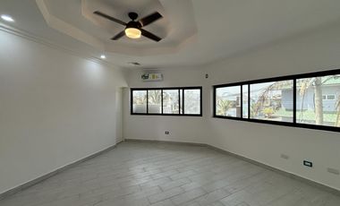 COSTA DE ORO, Casa en VENTA con recamara en PB, alberca, 4 recamaras, estancia de TV